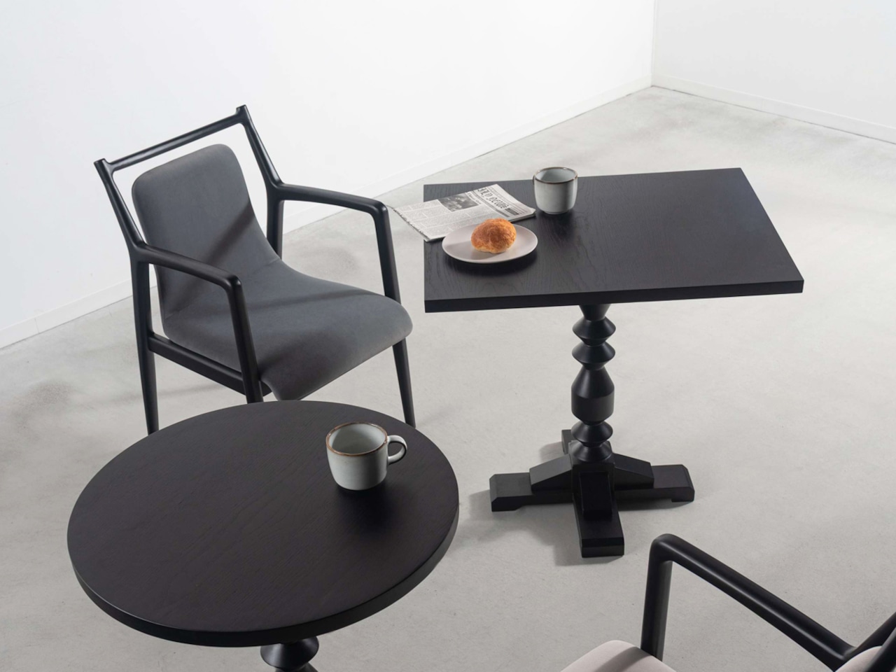 60cm×75cm 角型カフェテーブル 木製 黒 クラシック・画像2