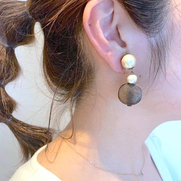 コットンパールとフラットマットビーズの〈ピアス/イヤリング〉 | Dua