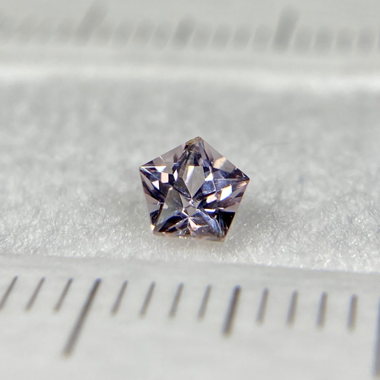 星のスピネル　約4mm 訳あってお買い得 W-3
