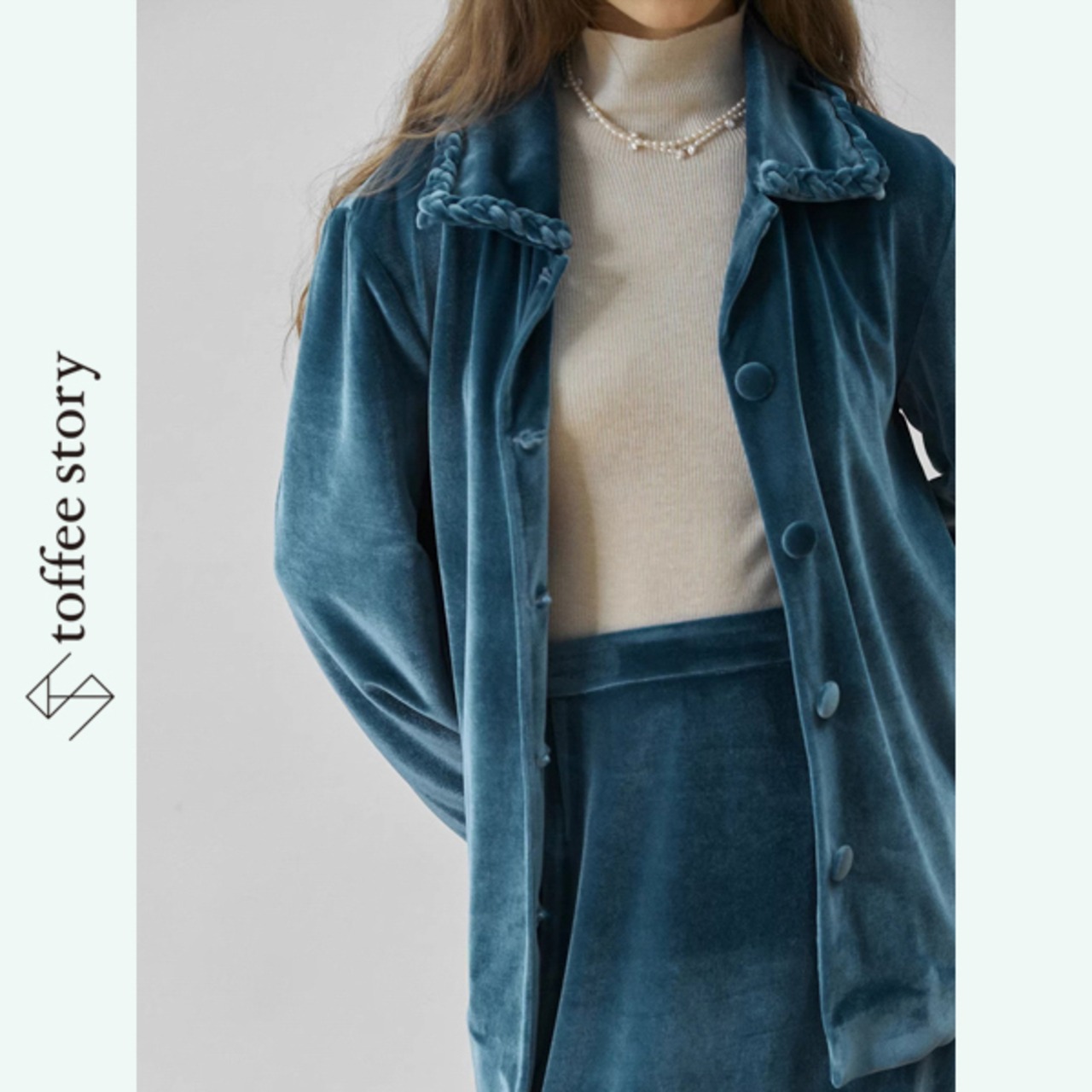 青影に光が走る刻印：ラペルショートコート《XU0268》