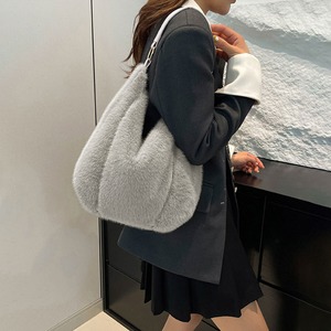 トートバッグ ファー バッグ レディース 秋冬 大容量 軽量 A4 ふわふわ もこもこ きれいめ 大人 かわいい おしゃれ エコファー 斜め掛け ショルダーバッグ 大人可愛い 大人女子
