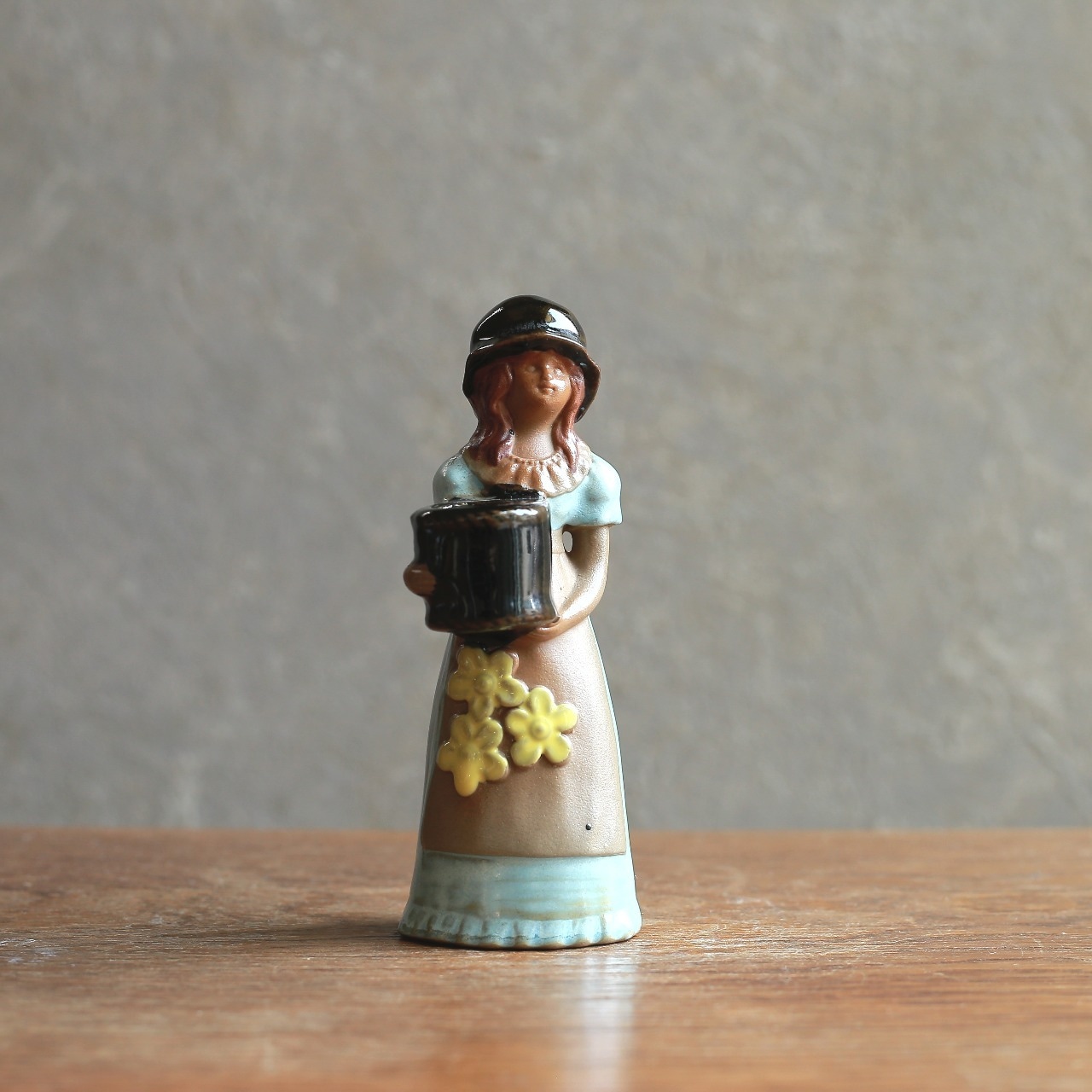 黄色いお花がかわいい、青いドレスのフラワーベース