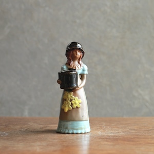 黄色いお花がかわいい、青いドレスのフラワーベース