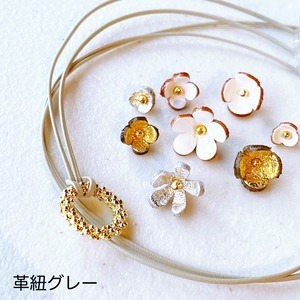 【完成品】プチフラワーメガネホルダーネックレス（花色ホワイトゴールドカラー）