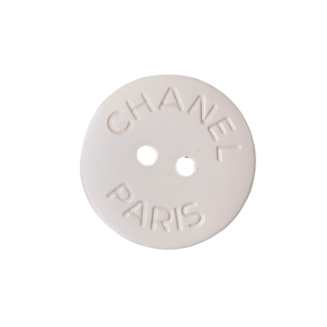 【VINTAGE CHANEL BUTTON】マットオフホワイト 2つ穴 ボタン 17mm