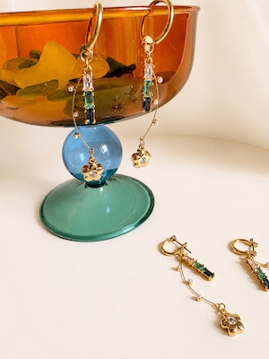 【Blue Bloom ガラスチャームと小さなお花のピアス/イヤリング】
