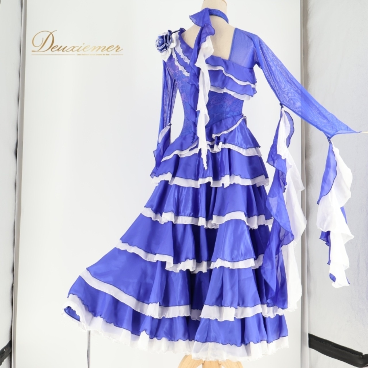 社交ダンス 衣装 セキネ SEKINE スタンダードドレス ドレス ワンピース 青 白 フリル レース フロート 競技 ダンス パーティ 発表会 ブルー系 ホワイト系 フレア スカート おしゃれ 上品 可愛い 競技用 舞台用 コスチューム レディース フェミニン 鮮やか 軽量