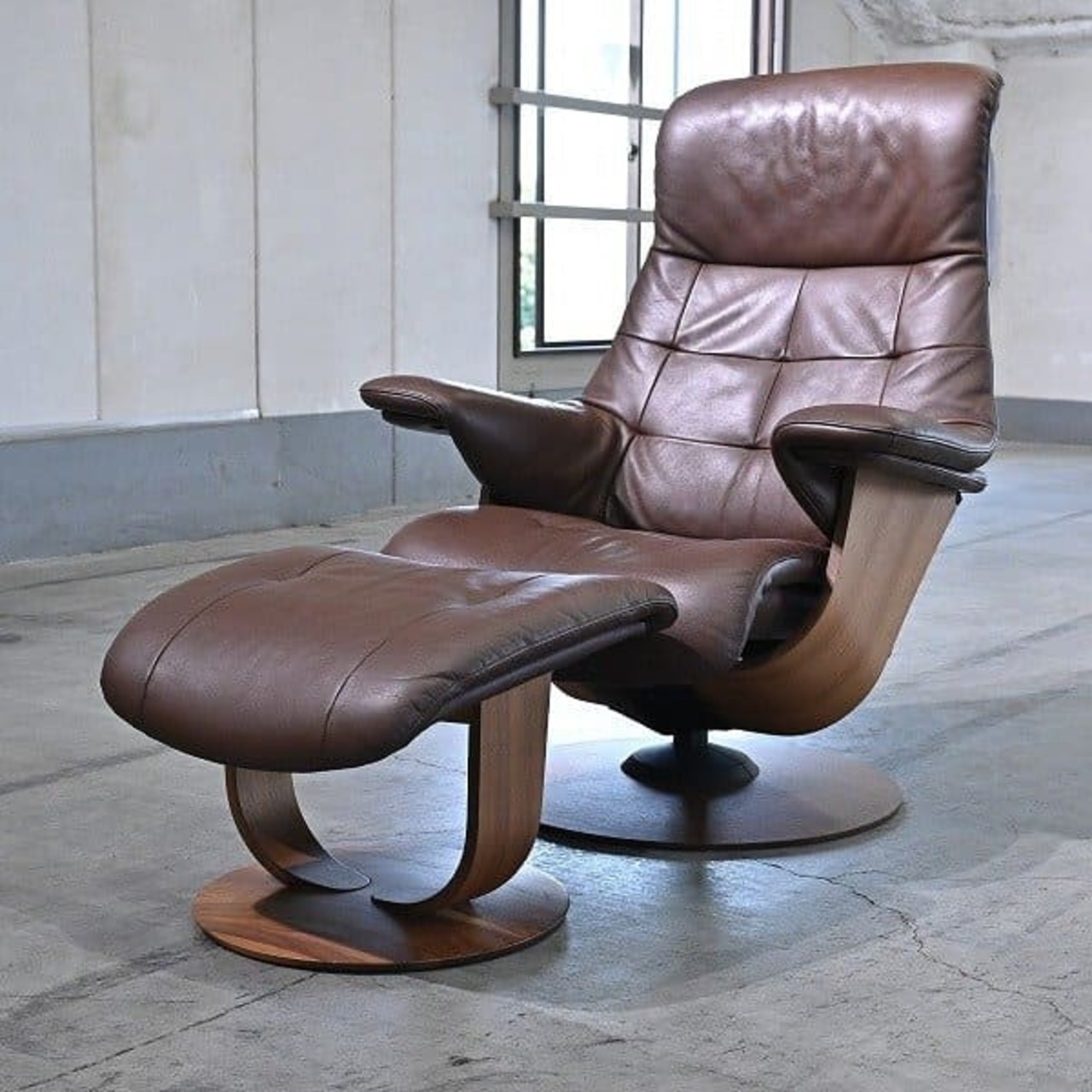 カリモク家具 41万「THE FIRST/ザ・ファースト」リクライニングチェア オットマンセット 本革 ウォールナット材 アーム karimoku【中古家具/中古インテリア/USED家具ユーズド家具/リサイクル】