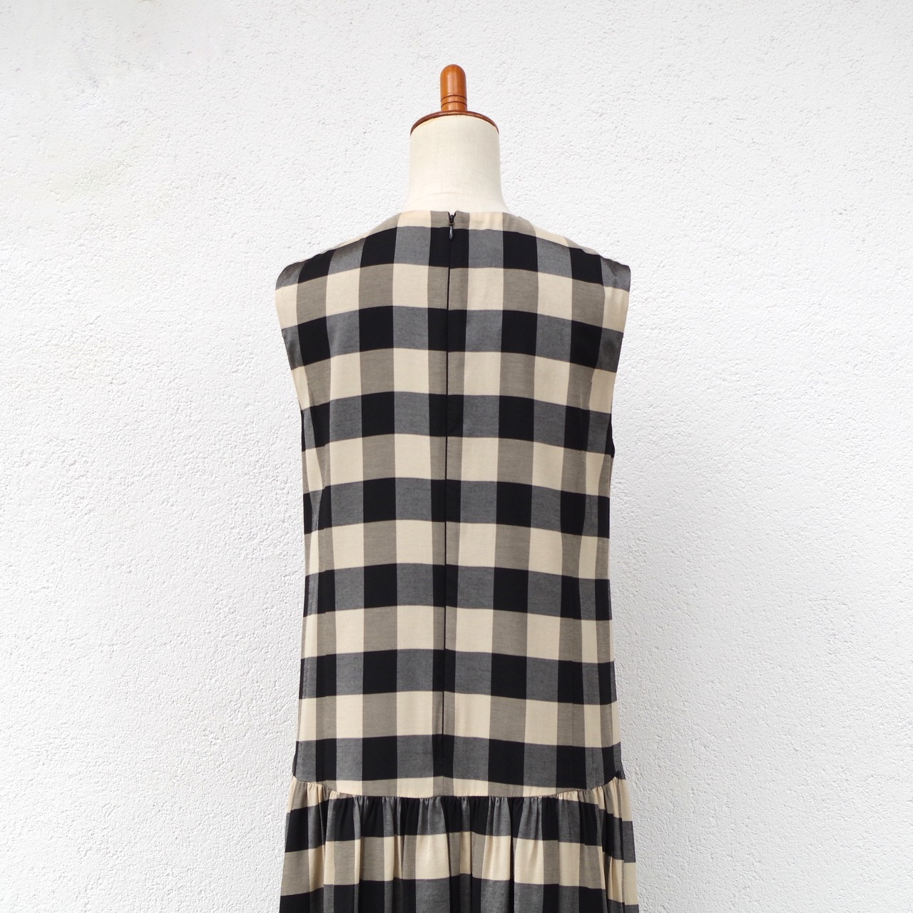 Pale Jute  Block check no-sleeve one-piece  short