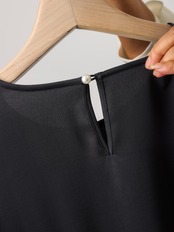 BEATRICE(袖フリルサテンブラウス）