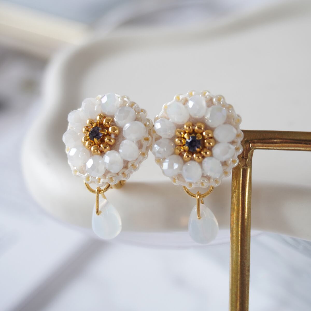 痛くないイヤリング 金属アレルギー対応 日本製金具 お花 ビーズ刺繍 上品 大人可愛い