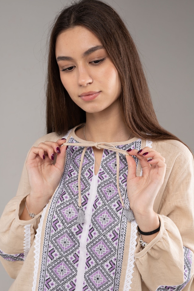 ウクライナ刺繍ヴィシヴァンカ　バルーン袖　手刺繍　麻　レディース・フリーサイズ