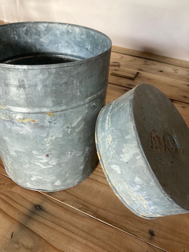 ヴィンテージのブリキ缶