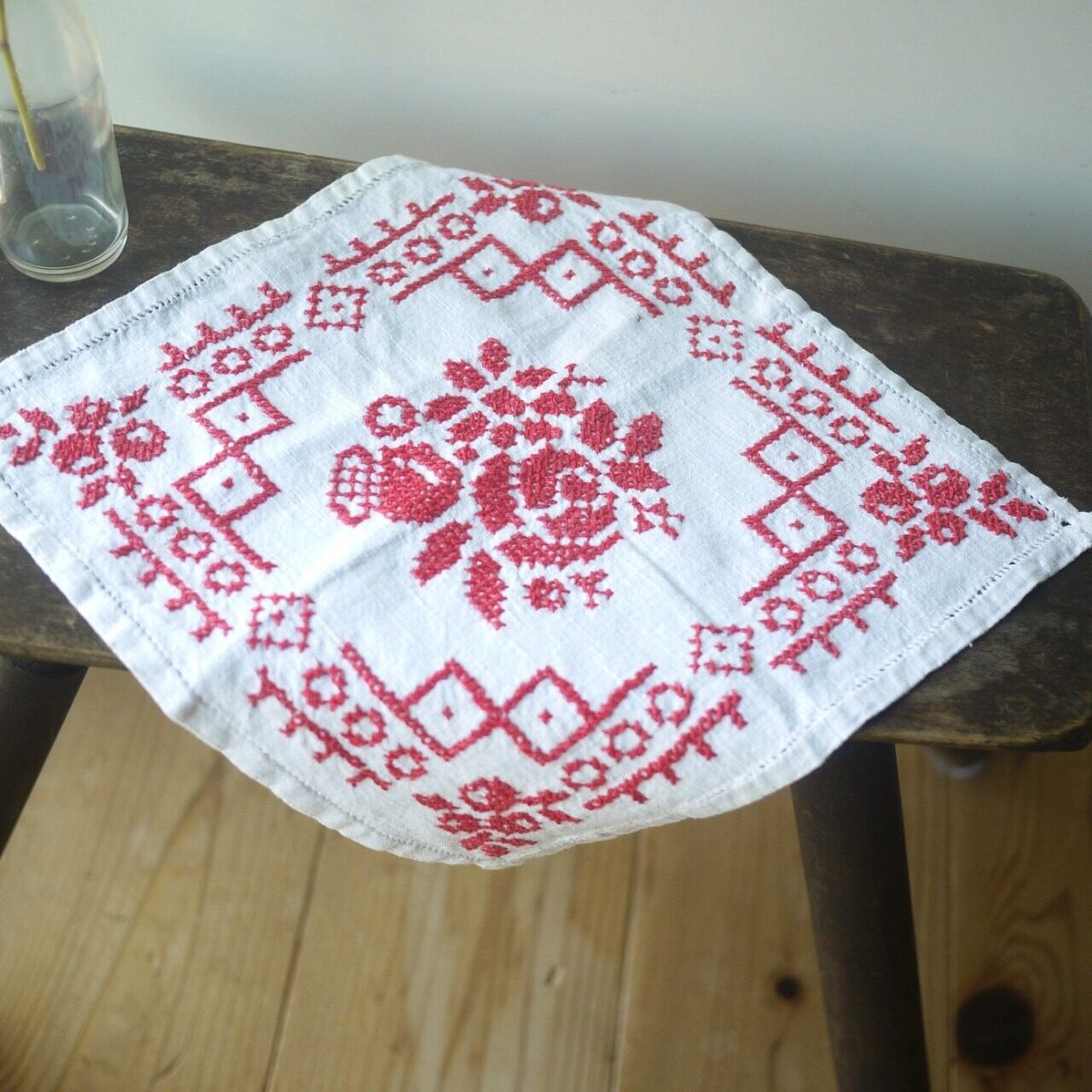 レッドワーク 一色刺繍 スクエアドイリー25cm クロスステッチ