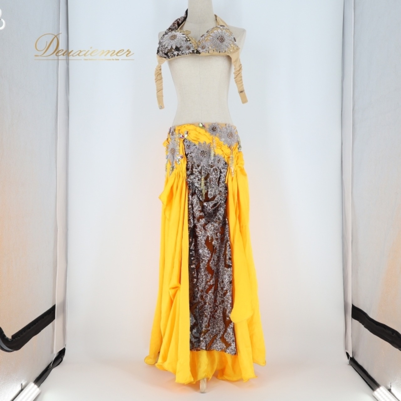 ベリーダンス オリエンタル 衣装 上下セット クイーン Queen イエロー系 トップス スカート 黄 黒 花 ラインストーン スパンコール 豪華 装飾 キラキラ ステージ イベント ダンス衣装 ブラック系