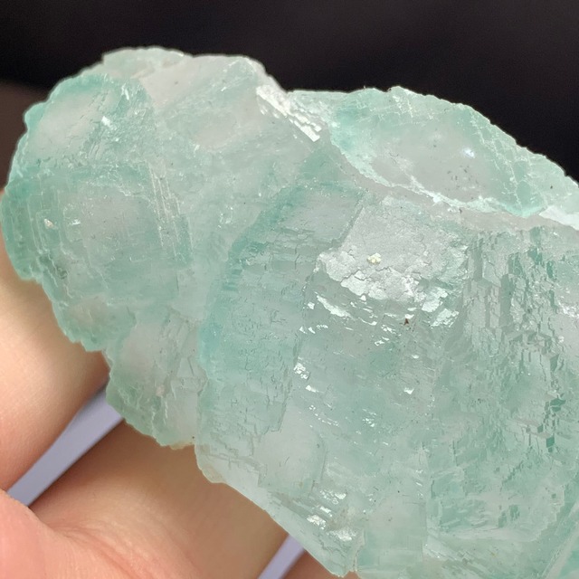 3.グリーンフローライト原石クラスターに住み着いているピンクオパールうさぎさん