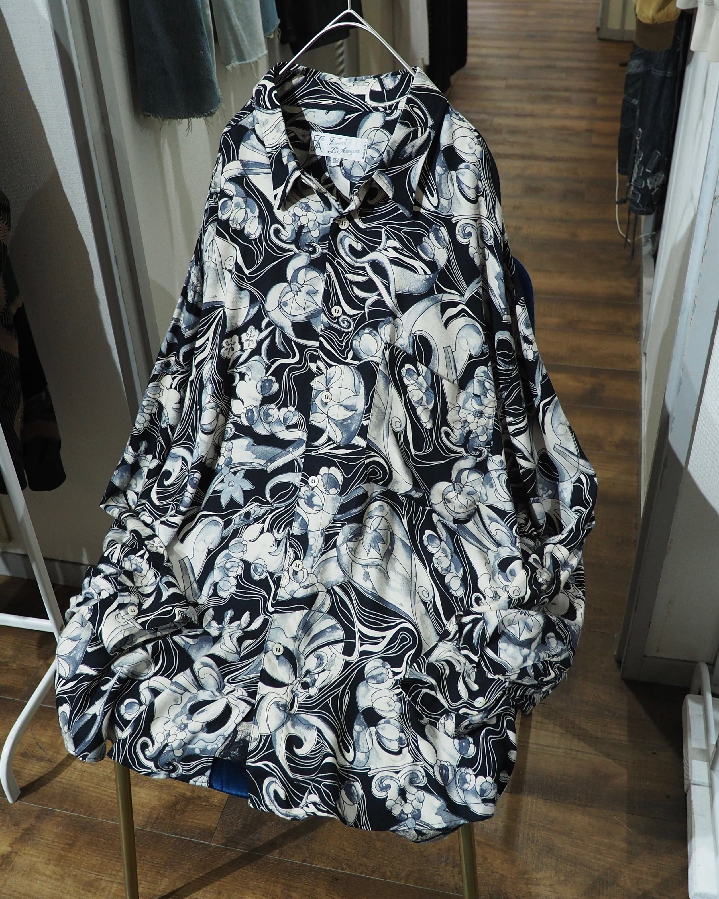 1990s " Made in Italy " Beautiful Monotone Flower All Over Pattern Vintage Loose Shirt