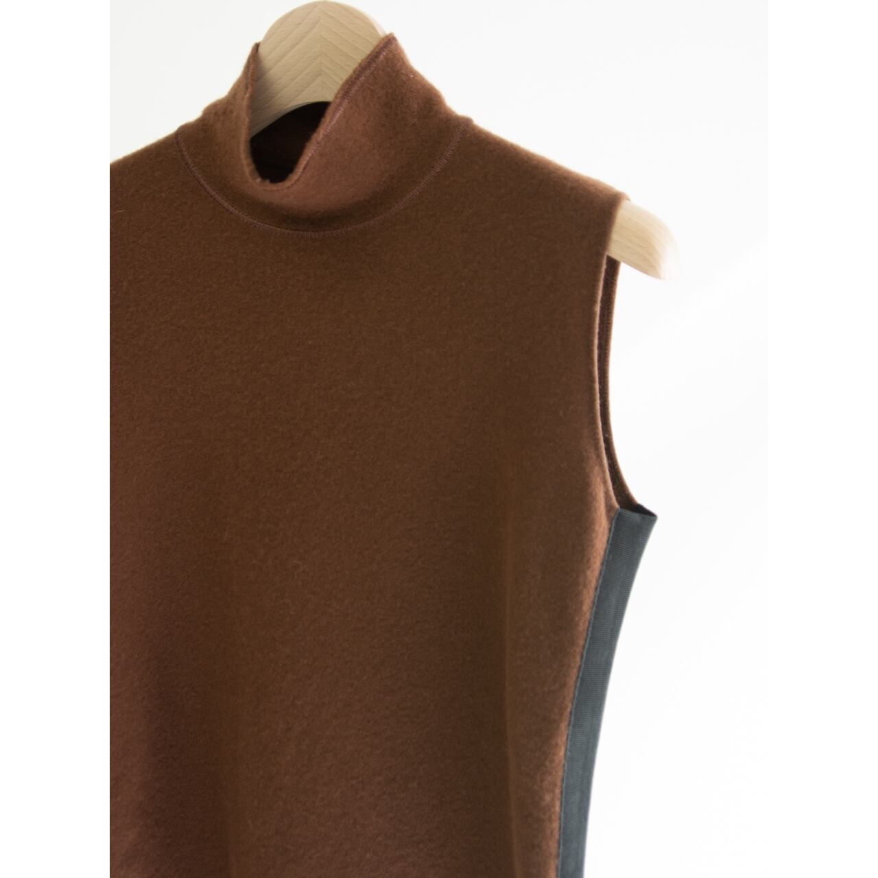【Salvatore Ferragamo】Made in Italy 100% Wool High Neck Sleeveless Top(サルヴァトーレ フェラガモ イタリア製ハイネック ウールノースリーブトップス)