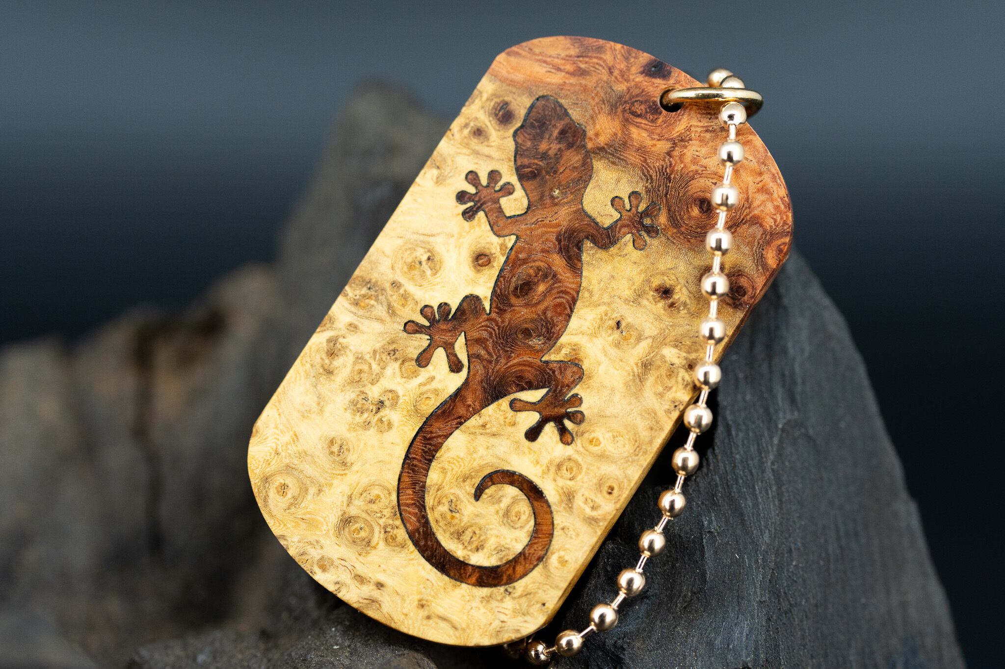 【朱色の銘木】 本花梨瘤 紅白 ドッグタグ 象嵌 木登りトカゲ