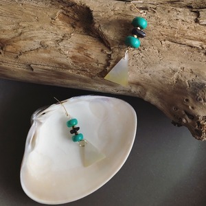 アンティークターコイズとスギライトのトライアングルピアス