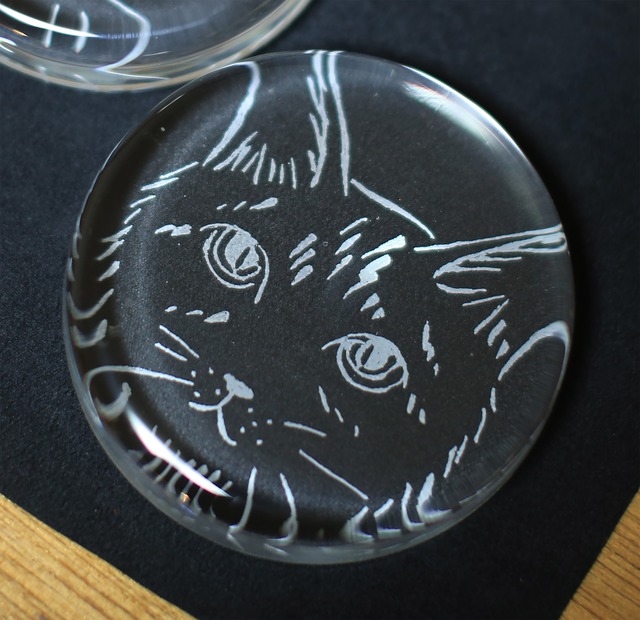 【手彫り猫】のガラスペーパーウエイト