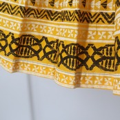 フラダンス 衣装 パウスカート イエロー系 ハワイアンプリント アロハ フラ ダンス レッスン 練習 カヒコ柄 グランジ加工 華やか 鮮やか おしゃれ かわいい 大人っぽい シングル スカート ブラック系 ホワイト系 黄 黒 白 ハワイアンダンス おしゃれスカート フラスタイル イエロースカート ダンス衣装 上品