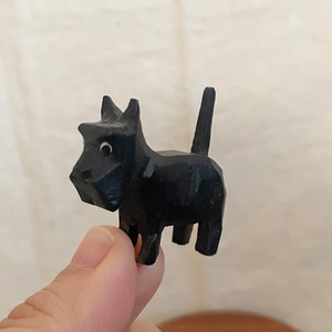 小さな木の黒犬