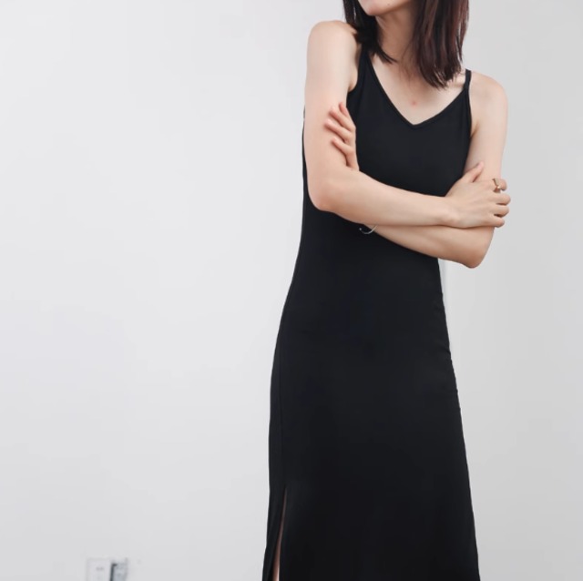 キャミワンピ レディース ワンピース ミモレ 袖なし キャミソール Vネック スリム ストレート サイドスリット かわいい 大人可愛い 上品 おしゃれ クール モード系 存在感 ラブリー セクシー 無地 春 夏 秋 ロングシーズン デート パーティー イベント レストラン 女子会 ホテル ショッピング 発表会 カフェ ランチ 楽ちん プレゼント 美脚 プチプラ 普段使い 着回し モテ インスタ映え XS S M L XL 2XL 3XL 小さいサイズ 大きいサイズ 黒 ブラック ベーシックカラー