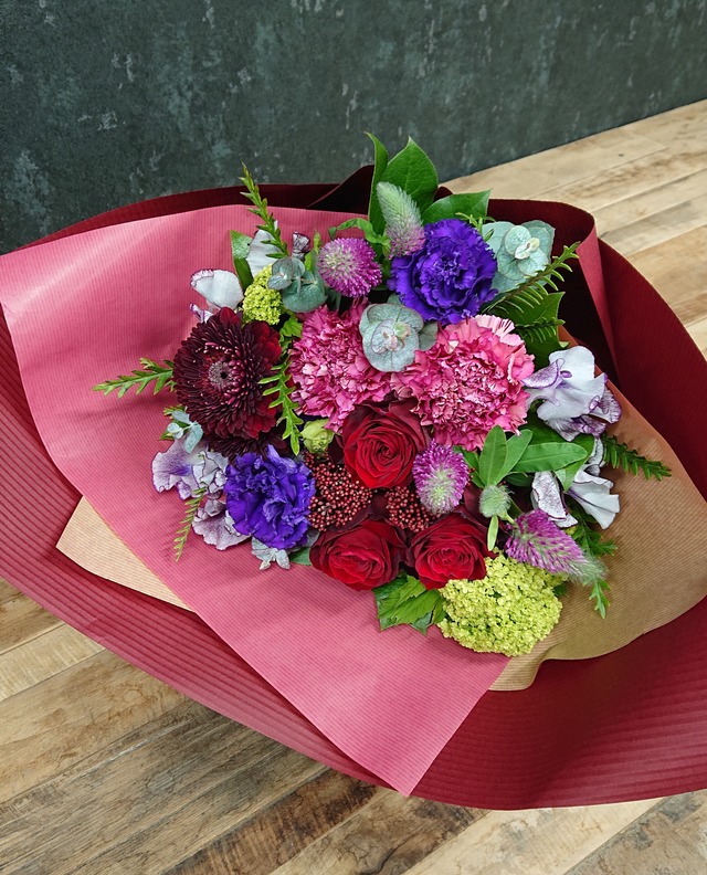 紫色のおしゃれな花束 赤と紫を基調とした 大人のエレガントスタイル赤紫ミックスの花束 サイズ H35 W35 Flow 花束 やアレンジメントや誕生花を通信販売でお届け 笑顔を束ねるフローリスト