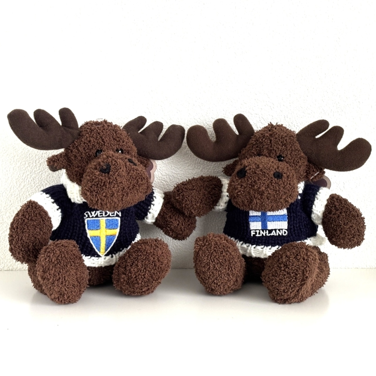 【NORDIC SOUVENIR】ムースぬいぐるみ13cm・スウェーデンロゴセーター