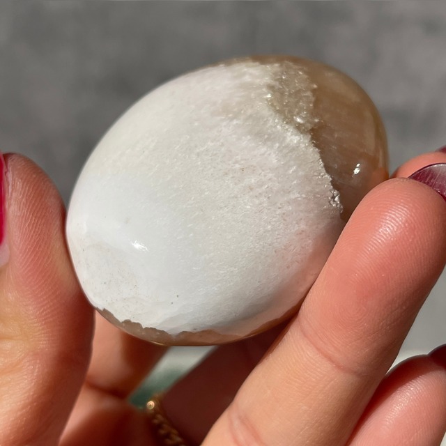 インド産【スコレサイト×スティルバイト】パームストーン ② 握り石｜鉱物 天然石 パワーストーン