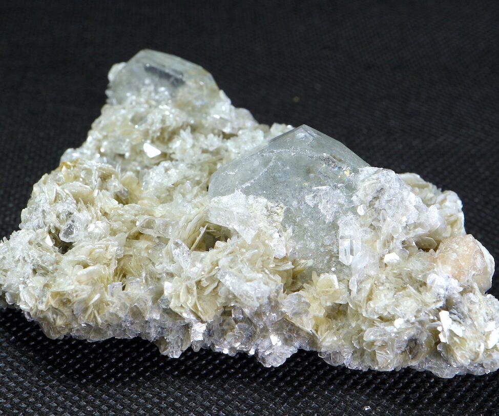 中国産 アクアマリン +白雲母 86,8g AQ086 天然石　原石 鉱物 パワーストーン