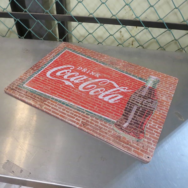 海外直輸入】エンボス メタルサインCOCA-COLA BRICK【コカコーラ