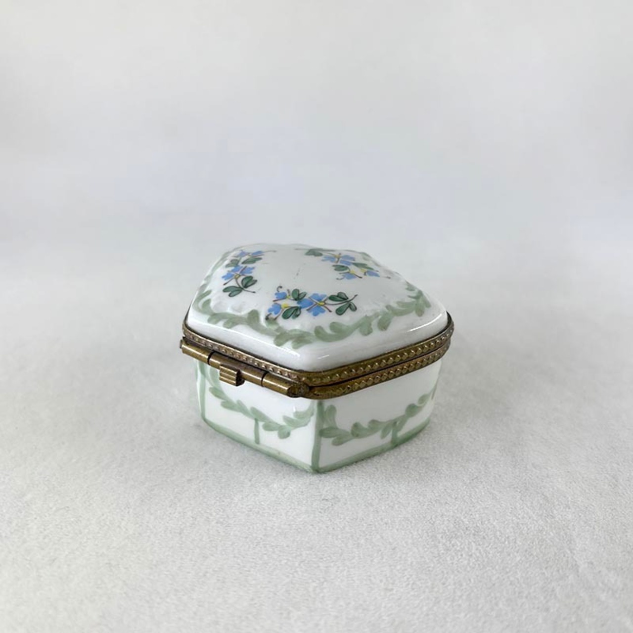 陶器の小物入れ　　植物手描き　葉っぱレリーフ　 19otg16-3