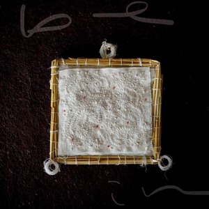 「be in」｜手ししゅう壁かざり｜有機木綿布と麦藁と絹糸