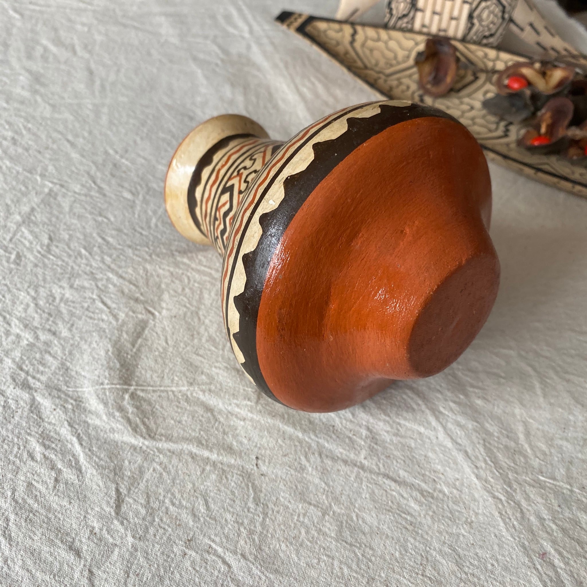 シピボ族の素焼きの壺 高さ12cm 小型 | アマゾン屋 シピボ族の泥染めと