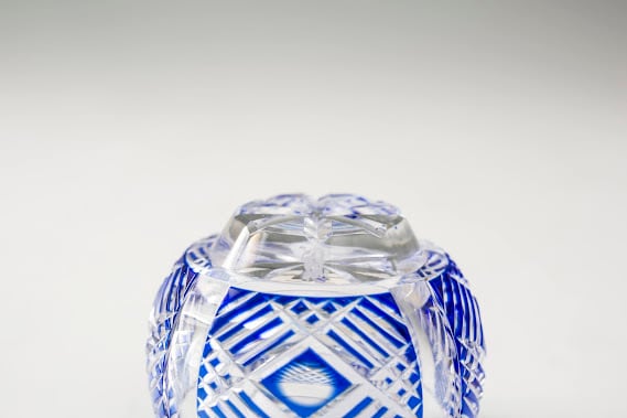 由利精助 薩摩切子 藍被硝子 切子 菱重角浮し文 共箱 色被せ 由利精助 薩摩切子 藍被硝子 切子 菱重角浮し文 共箱 色被せ