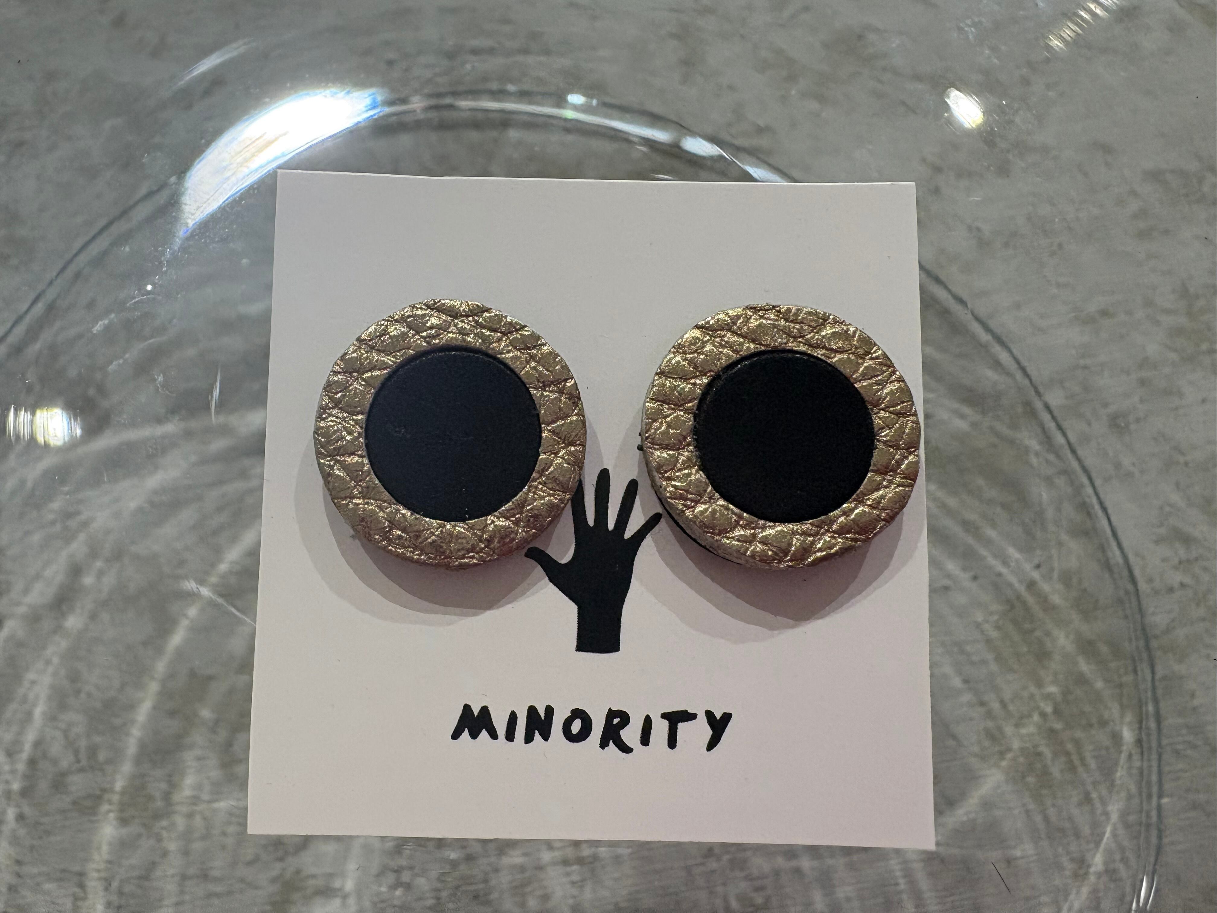 accessory | minority