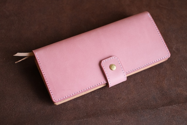 ピンクのイタリアの牛革を使った長財布
