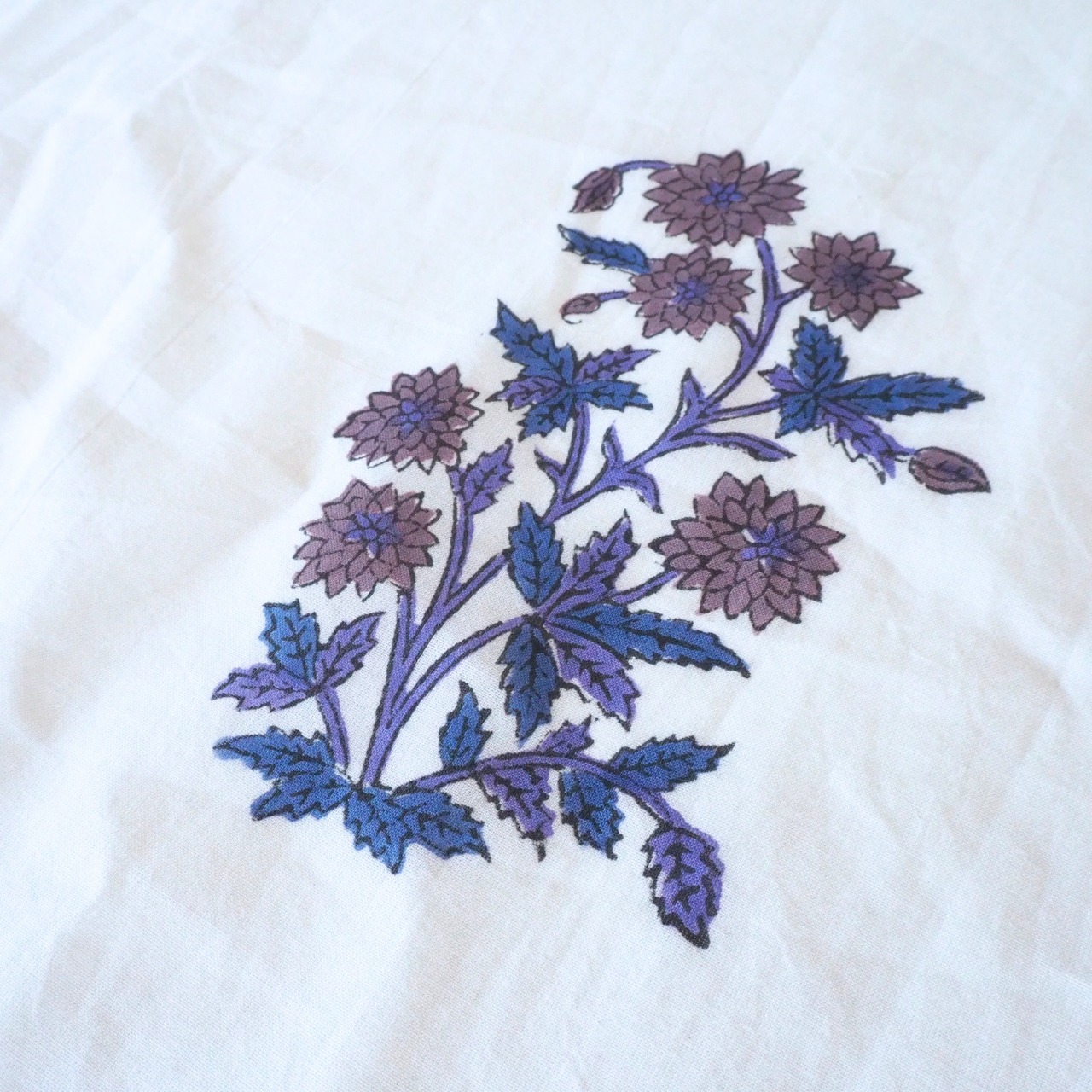 ブロックプリント生地【50cm単位】インド綿 花柄 白×青 #12011-BL2