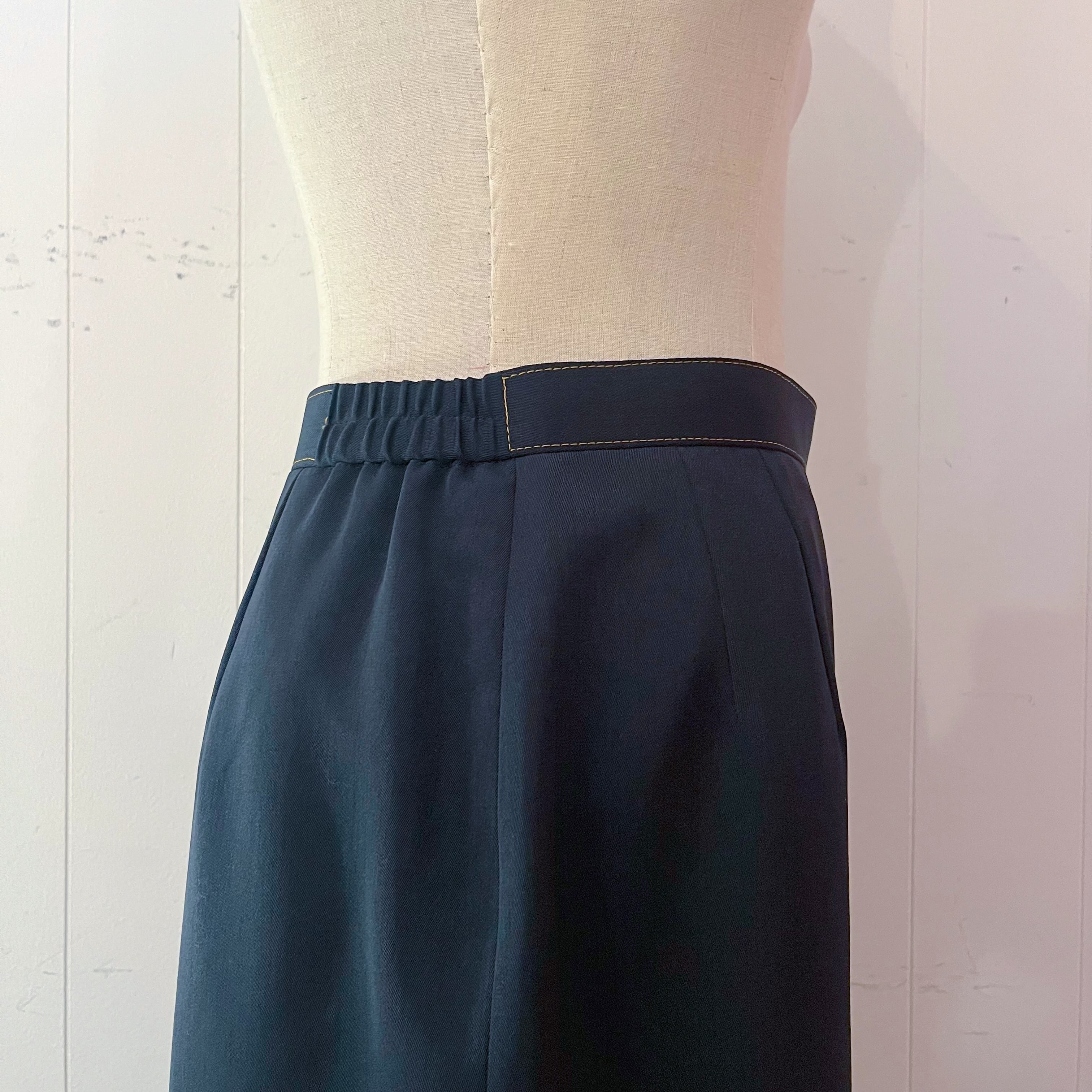 front slit button black skirt