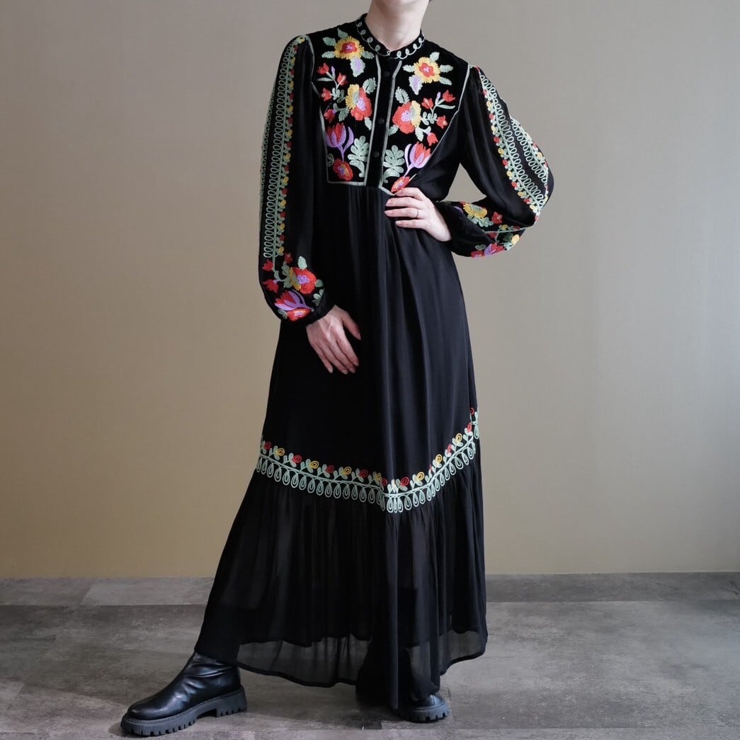 ■ベロア刺繍ワンピース(ブラック)