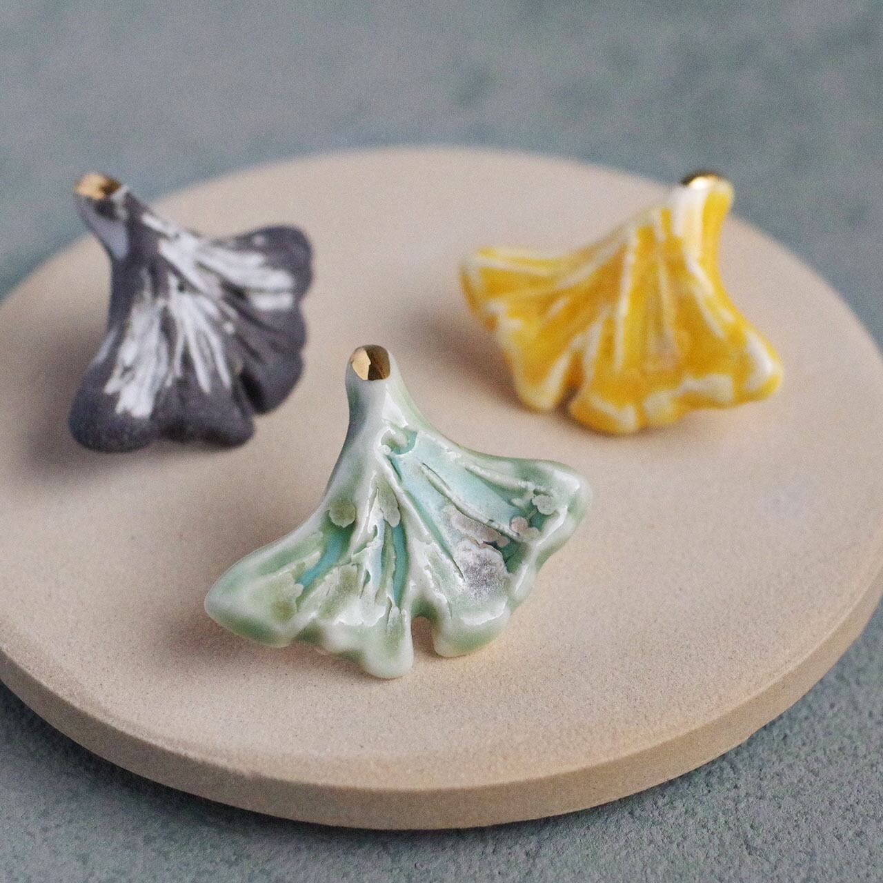 イチョウの葉 ピンバッチ | 七窯社 (nanayosha)