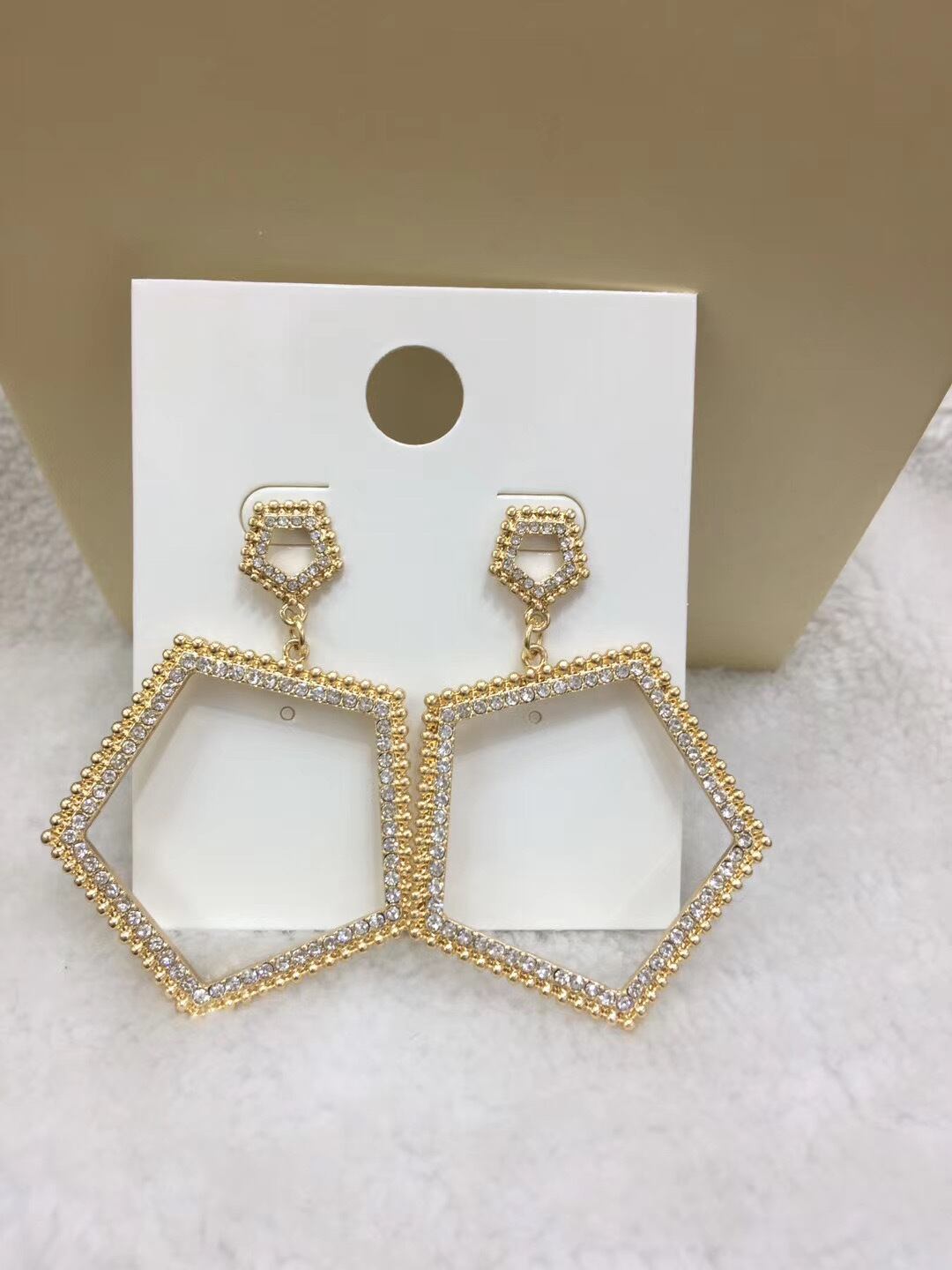 五角形ストーンピアス