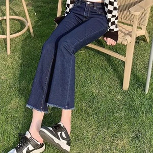 【送料無料】 デニムパンツ 2色 フレア Aライン ボトム ロング フリンジ かわいい 大人可愛い 大人女子 綺麗 シンプル カジュアル 大人 上品 おしゃれ お洒落 こなれ感 ラフ コンサバ 着痩せ レディライク ヘルシー 無地 春 秋 30代 40代 レディース 女性用 デート お出かけ 女子会 お呼ばれ 休日 お茶会 授業参観 着回し 普段使い ファッション コーデ スタイル 楽ちん 体型カバー 定番 デイリーユース 動きやすい ブラック ブルー 大人カラー