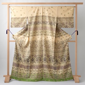 エキゾチックな更紗の模様　花織ちりめん地　訪問着【中古品】