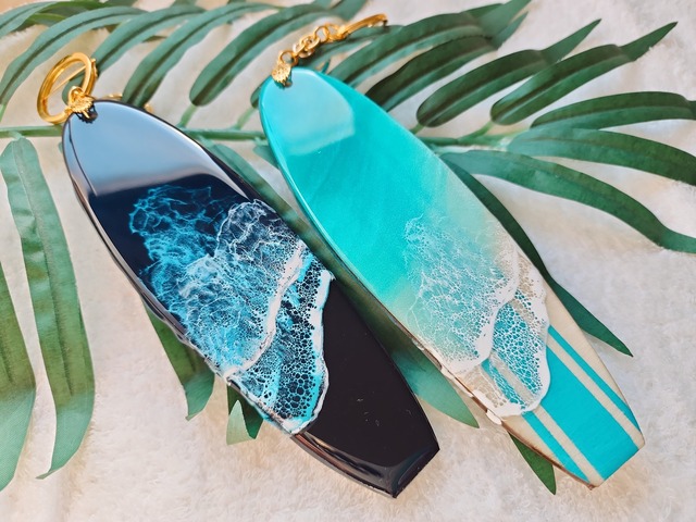 366.オーシャンレジンアート サーフボード型チャーム