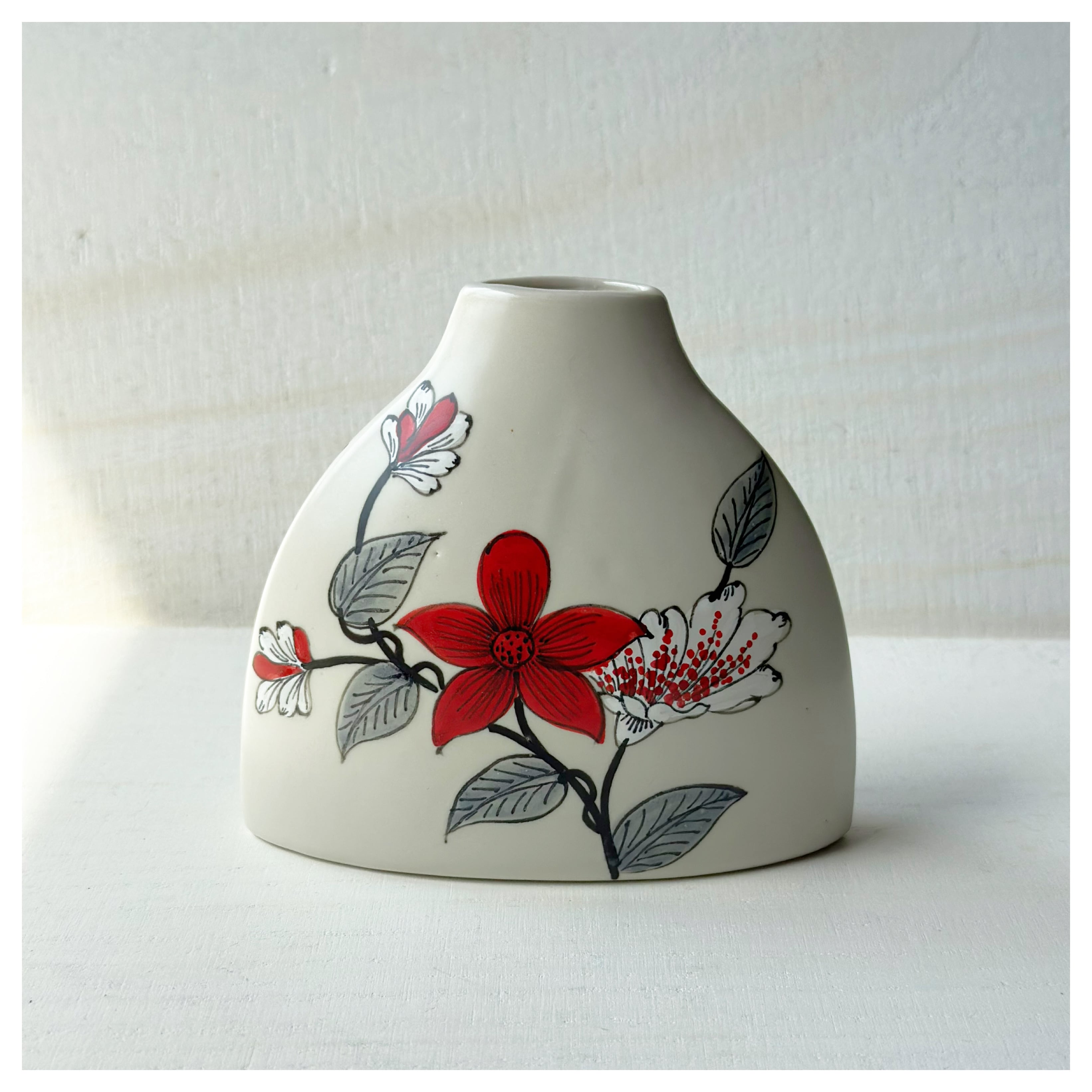 ベトナム ソンべ バッチャン焼き 花器1点 ベトナムのバッチャン焼き 赤い花絵の平らな花瓶 | Kc-Labo's