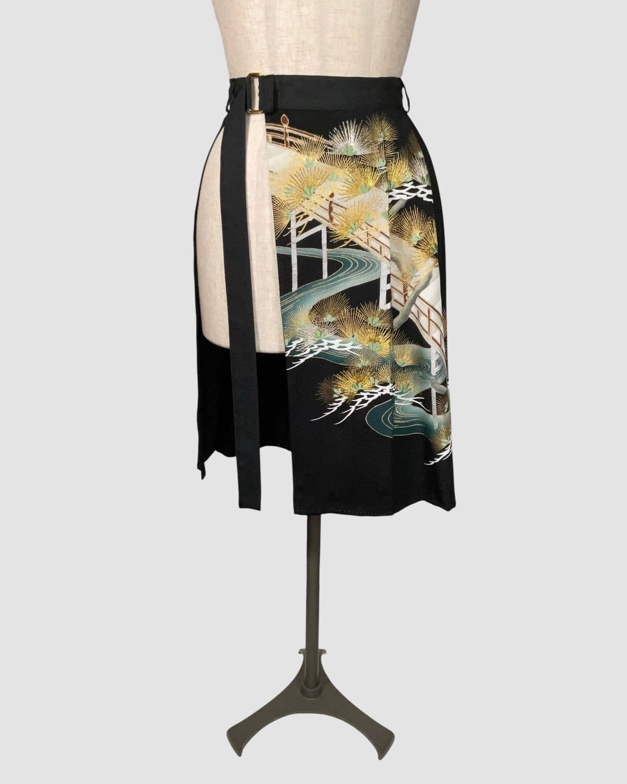 着物重ねスカート(黒留袖より制作) Kimono Overlay Skirt (Made of Kurotomesode Kimono)