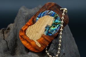 【21世紀最高峰の材】サイアミーズローズウッド マイクロカーリー ドッグタグ 象嵌 横を向く上品な猫